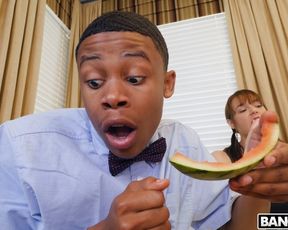 Зрелая дамочка соблазнила на секс чернокожего друга дочери